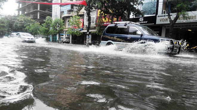 Mưa xối xả, người dân Vinh bơi trong biển nước