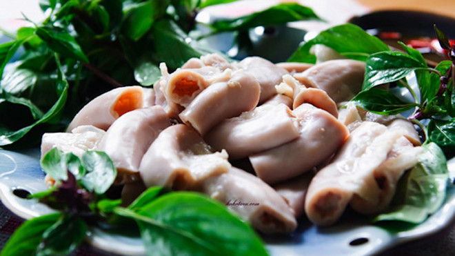 Lòng luộc là món nhắm ưa thích của đấng mày râu