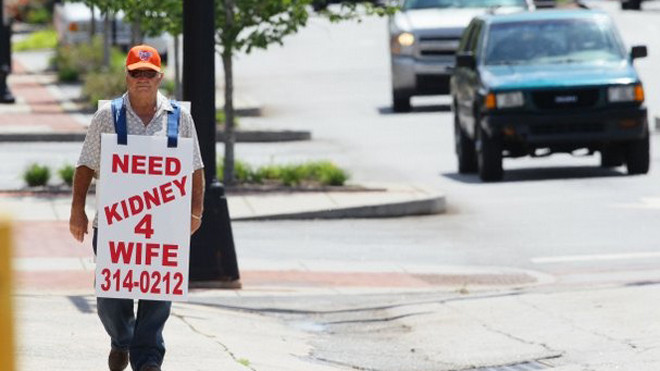Ông Larry đã đi bộ hơn 4000km với tấm biển trên người 