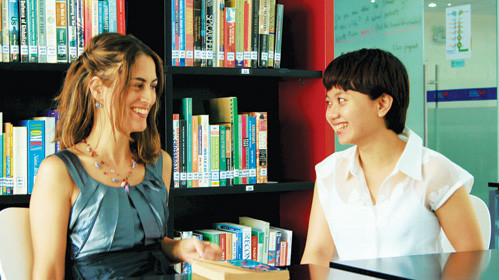 Hạnh Nhi (phải) và cô giáo Susan D’Aloia của mình - Ảnh: nhân vật cung cấp 