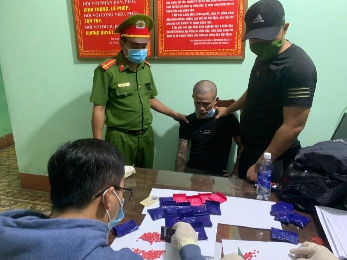 Lực lượng CA kiểm đếm số ma túy mà hai đối tượng sở hữu.