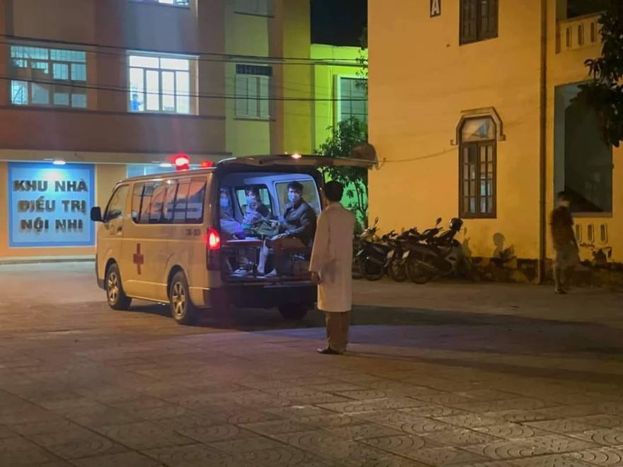 Ngành y tế đưa người liên quan Covid-19 đi điều trị, cách ly tập trung.