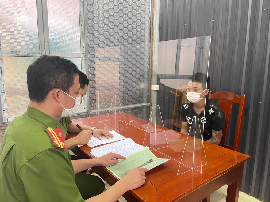 Nguyễn Tùng Dương tại cơ quan công an