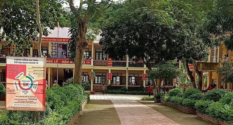 Thanh Hoá: Nữ sinh bị tát, bắt quỳ giữa sân trường