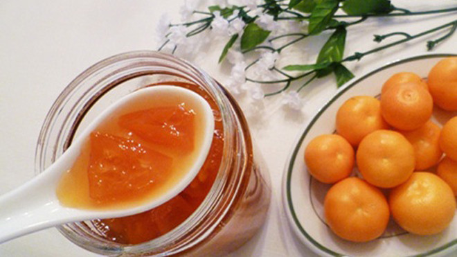 Nếu bị ho hay viêm họng, khan tiếng, bạn có thể ngậm vài miếng quất chưng, nước cốt có thể pha làm nước uống giải khát dạng nóng hay lạnh đều ngon. (ảnh: internet) 