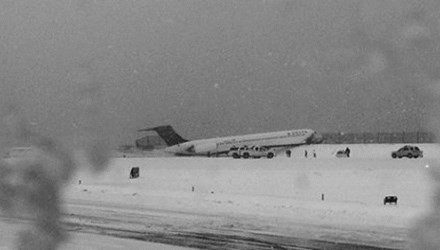 Máy bay Mỹ trượt khỏi đường băng, đâm vào hàng rào