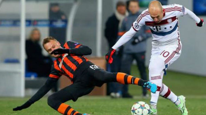 Shakhtar (áo sọc cam đen) vẫn kiên cường thi đấu, dù cả đội bóng phải xa mái nhà Donbass. Ảnh: FCB.