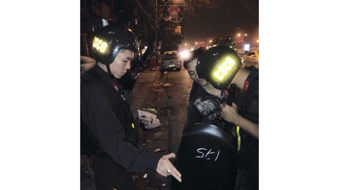 Thượng úy Nguyễn Anh Tú (bên trái) cùng đồng đội trong những đêm tuần tra