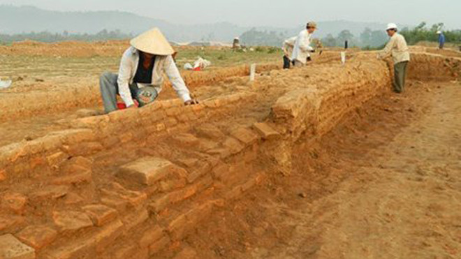 Khu vực hiện trường đang khai quật phát hiện khu nền tháp Chăm “bí ẩn”. (Ảnh: Viện khảo cổ)