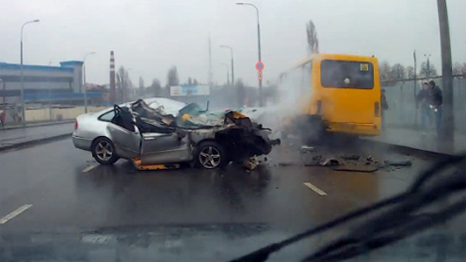 Nát tươm vì húc vào đuôi xe bus