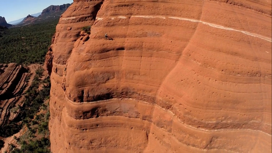 Mạo hiểm đi xe đạp trên vách đá dựng đứng