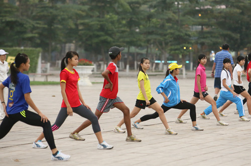 Từ sáng sớm hôm nay, người ta đã bắt gặp VĐV của nhiều đoàn mải miết tập luyện trên những cung đường của thành phố Vĩnh Yên, tỉnh Vĩnh Phúc. 