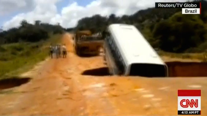 Chiếc xe buýt bị lọt hố. Ảnh: CNN