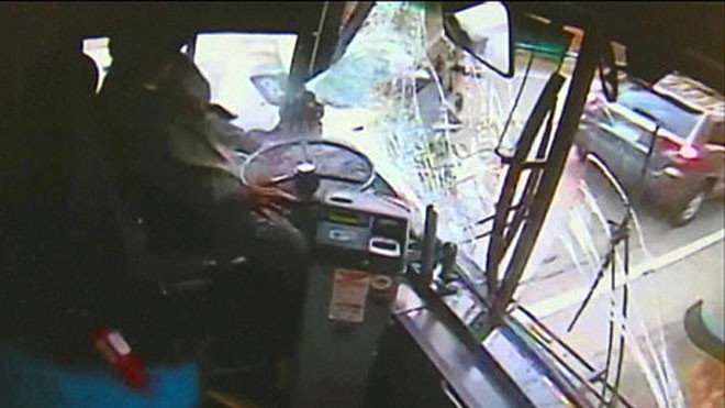 Tài xế xe buýt ngủ gật, đâm liên hoàn 8 ô tô