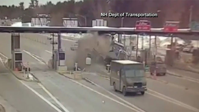 Clip: Xe tải đâm tan tành trạm thu phí