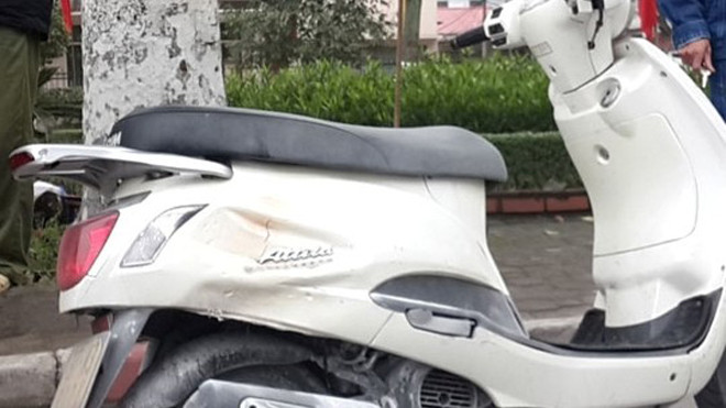 Mặc dù được dập lửa kịp thời nhưng phần nhựa phía sau xe vẫn bị cháy. Ảnh: Phê Nguyễn