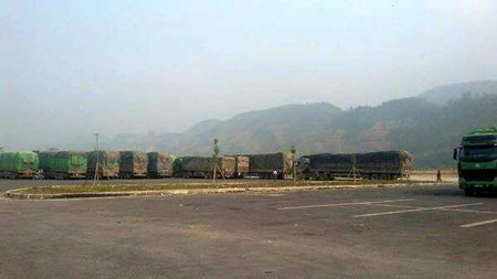 Xe quá tải "tập kết" ở các điểm ra/vào cao tốc Nội Bài - Lào Cai