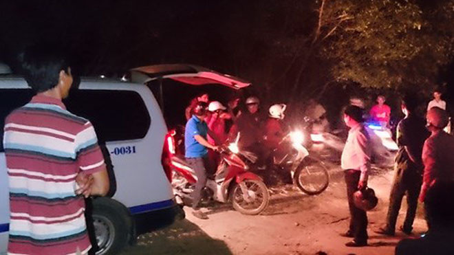 Người dân tụ tập xem tiêu diệt đàn ong - Ảnh: Phương Dung