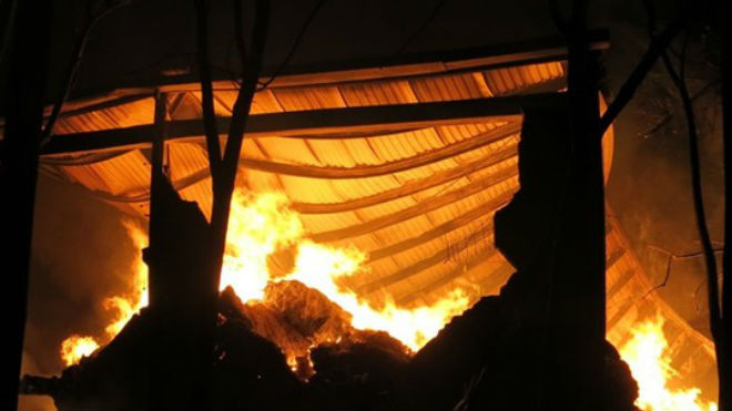 Khu nhà xưởng chứa hàng trăm tấn bông vải