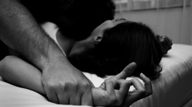 Nữ y tá bị cưỡng hiếp bởi chính đồng nghiệp