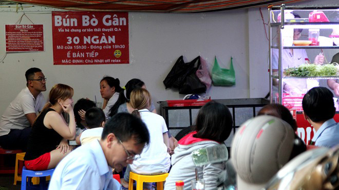 Quán ăn bình dân này đông khách nhờ những bảng nội quy độc đáo, vui vẻ. Nhiều khách "ruột" của quán cho biết, những bảng nội quy mới được chủ quán treo lên từ sau Tết Ất Mùi. Ảnh: Zen Nguyễn.