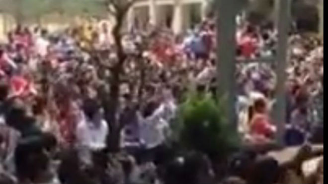 Hàng hoạt học sinh trường tiểu học Đông Thái hưởng ứng cùng ca sĩ hát bài "Chắc ai đó sẽ về" (Ảnh cắt từ clip)