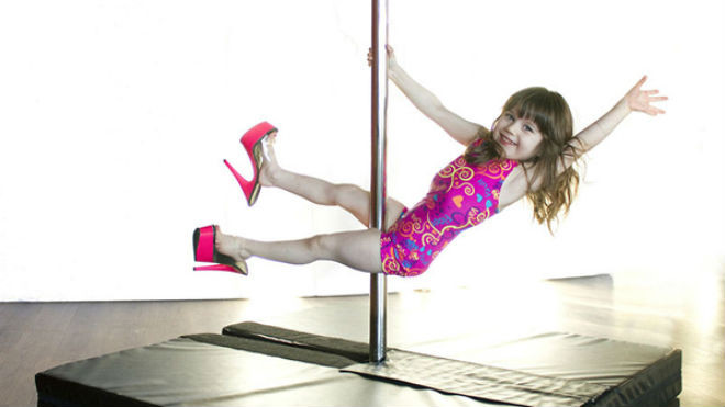 Bé Leanna thoải mái đu mình trên cột.