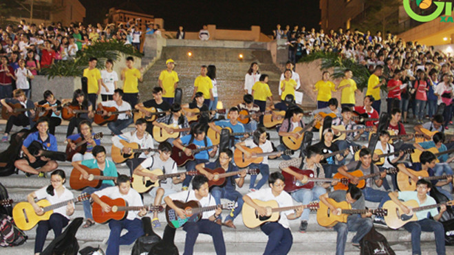 Màn đồng diễn của hơn 1.000 bạn trẻ được kỳ vọng tạo nên một hiệu ứng tích cực, như làn sóng lan tỏa tình yêu thương và kết nối mọi người thông qua âm nhạc. Ảnh: Giờ trái đất xanh.