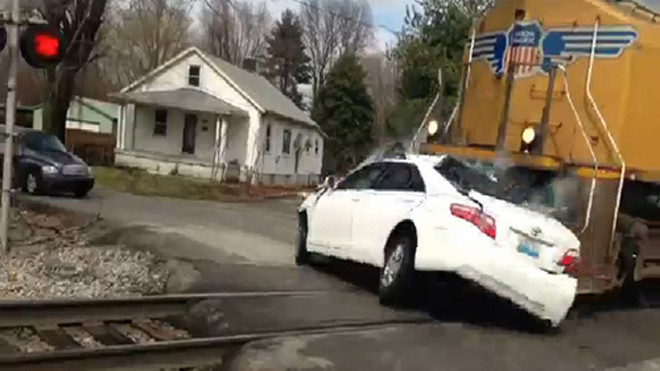 Vụ va chạm khiến chiếc Camry bị kéo lê 800 mm.