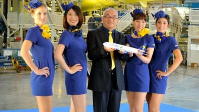 Các nữ tiếp viên Skymark phàn nàn rằng đồng phục mới, với váy siêu ngắn, khiến họ dễ bị quấy rối tình dục.