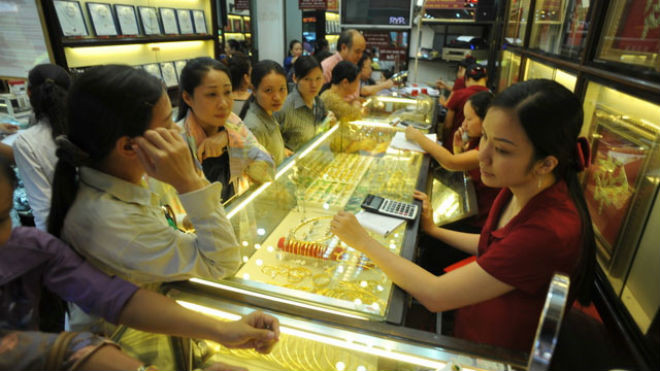 Vàng ít biến động, dầu thô tiếp tục giảm giá