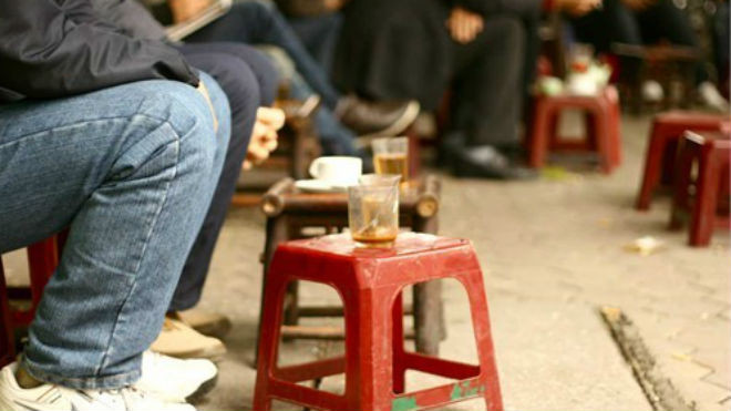 Các quán cà phê vỉa hè truyền thống không dễ bị nhấn chìm.