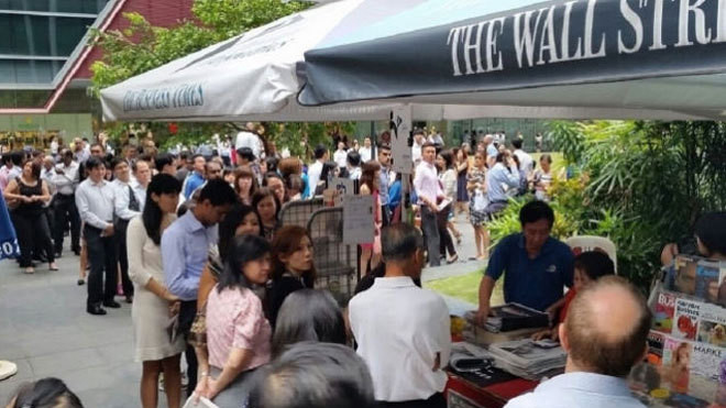 Xếp hàng từ sáng sớm để mua số báo đặc biệt về Lý Quang Diệu