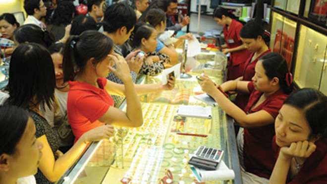 Đầu tuần, vàng và dầu thô cùng giảm