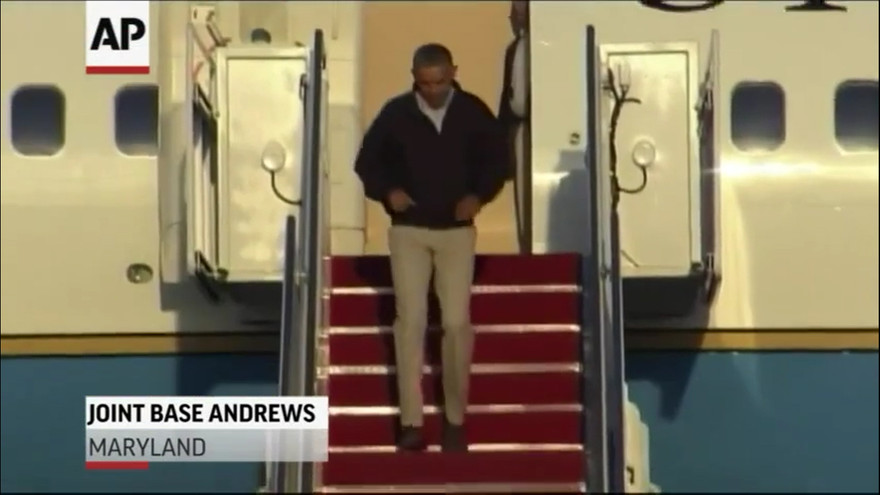 Tổng thống Mỹ suýt ngã trên chuyên cơ Không lực Một