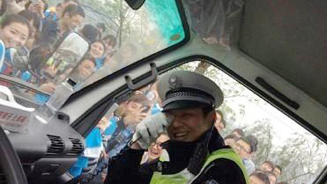 Không còn lối thoát thân, Long Keyi quá sửng sốt và bẽn lẽn khi được đông đảo người hâm mộ bao vây