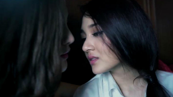 Bảo Anh có cảnh giường chiếu và khóa môi Kelly trong MV. Ảnh cắt từ MV