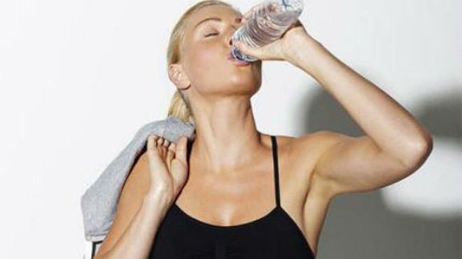 Tập tạ không chỉ giúp đốt cháy lượng calo nhiều hơn trong lúc tập mà ngay cả khi bạn dừng tập hoặc làm những công việc khác. Ảnh: Fitnessmagazine.