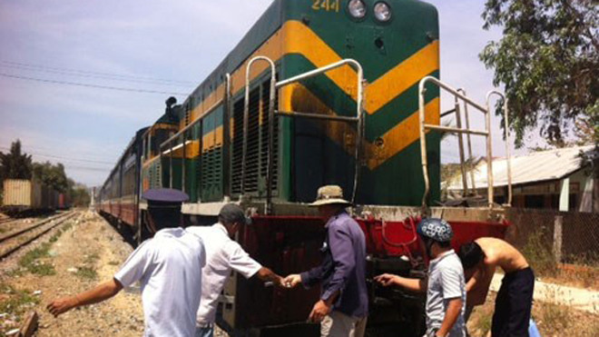 Tàu hỏa xẻ đôi máy cày, đường sắt Bắc - Nam tê liệt