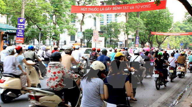 Băng rôn, khẩu hiệu tuyên truyền xây dựng môi trường sống và làm việc trong lành không khói thuốc treo trên khắp các tuyến đường của 29 quận, huyện Hà Nội. (Ảnh: Dương Ngọc/TTXVN)