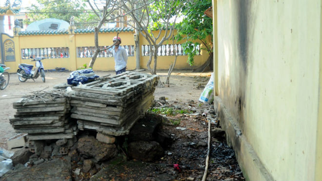 Mọi người phải kéo ống nước dập lửa đưa nạn nhân đi cấp cứu