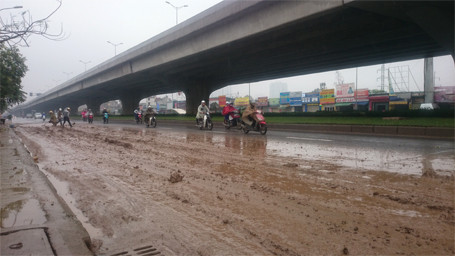 Xe máy phải đi sang cả làn đường ô tô để tránh bùn đất