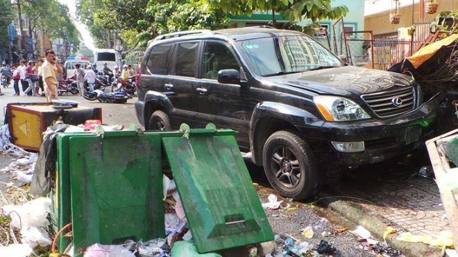 Lexus náo loạn giữa phố, 3 người bị thương nặng