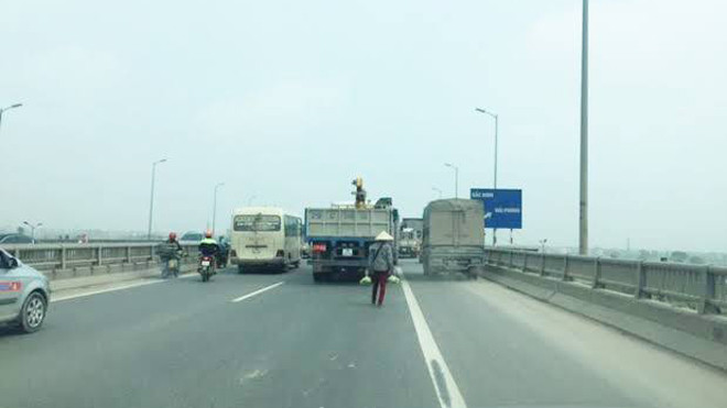 Bất chấp nguy hiểm, nhiều người dân đứng ngay giữa đường để bán hàng