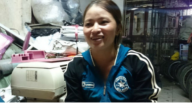 Chị Hồng hàng ngày vẫn đi mua ve chai.