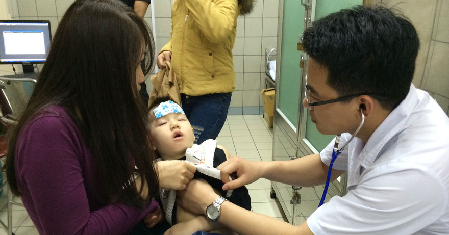 Nhiều phụ huynh xin cho con nhập viện vì... trời nồm