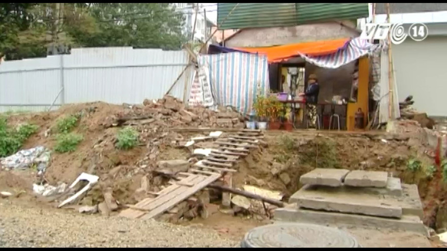 Dân bắc thang vào nhà ở con đường đắt nhất Hà Nội