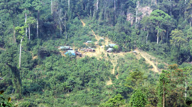 Mặc dù đứng trên Quốc lộ 40B có thể nhìn thấy một góc của ngôi làng nhưng để đến nơi thì phải băng rừng suốt nhiều giờ liền. Ảnh: Tiến Hùng/ VnExpress