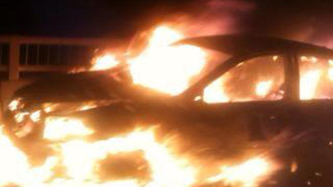 Chiếc xe bốc cháy dữ dội (ảnh otofun)