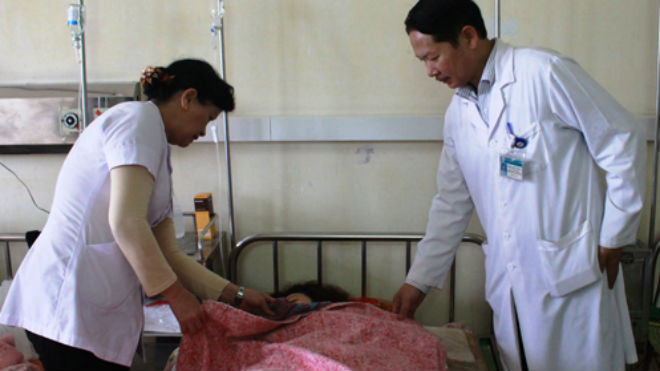 Sau 5 ngày điều trị, Thơm vẫn rất yếu, khi nói phải dùng ký hiệu. Ảnh: Đức Hùng